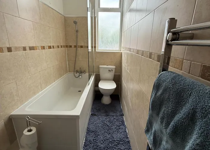 Serviced - - 3 Bed House-close To Centre -m621 & M1 - Contractors - Business Travellers - Families