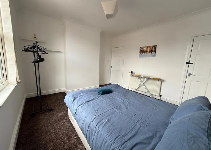 Serviced - - 3 Bed House-close To Centre -m621 & M1 - Contractors - Business Travellers - Families בית נופש