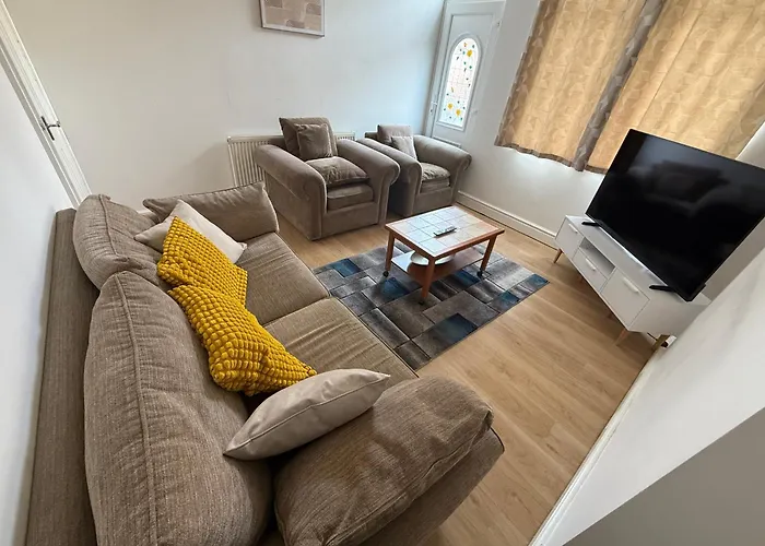 Serviced - - 3 Bed House-close To Centre -m621 & M1 - Contractors - Business Travellers - Families בית נופש