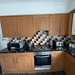 Leeds Serviced Accommodation - Spacious 3 Bed Home - Close To City Centre - Business & Contractor Stay Vakantiehuis *
