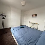 Leeds Serviced Accommodation - Spacious 3 Bed Home - Close To City Centre - Business & Contractor Stay Vakantiehuis