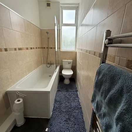 Leeds 3Br Guesthouse For 10 - Near Elland Road & City Centre - Fast Wifi, Netflix, & Parking