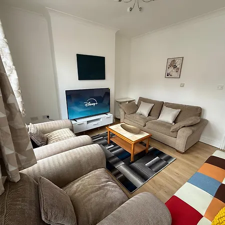 Serviced - - 3 Bed House-close To Centre -m621 & M1 - Contractors - Business Travellers - Families Holiday home Leeds (West Yorkshire)