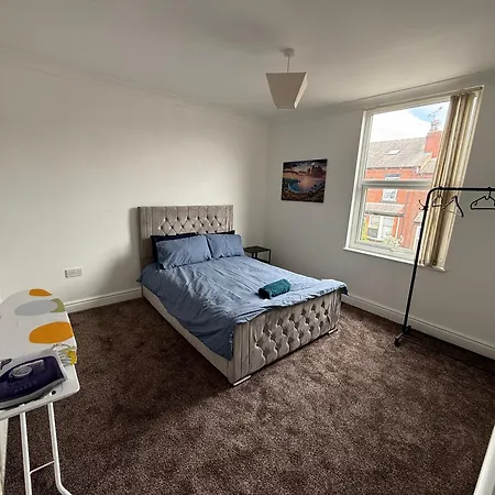 Leeds 3Br Guesthouse For 10 - Near Elland Road & City Centre - Fast Wifi, Netflix, & Parking