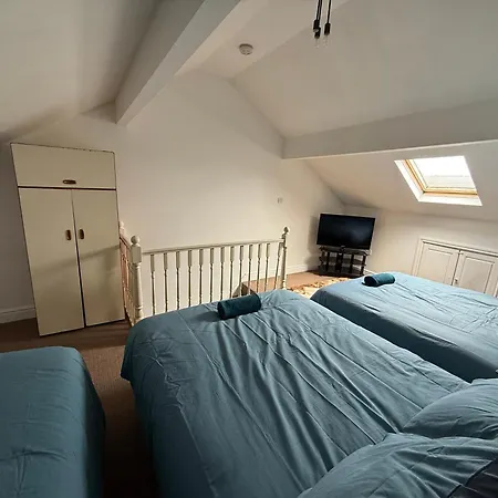 Leeds 3Br Guesthouse For 10 - Near Elland Road & City Centre - Fast Wifi, Netflix, & Parking リーズ