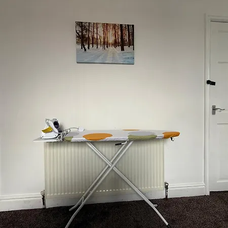 度假居 Serviced - - 3 Bed House-close To Centre -m621 & M1 - Contractors - Business Travellers - Families