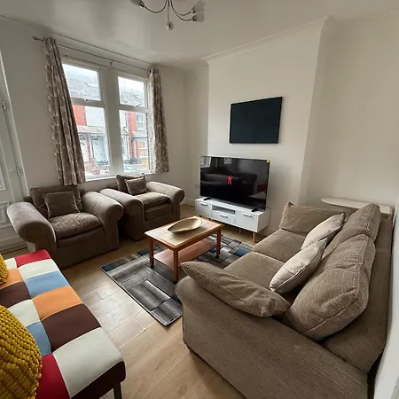 Serviced - - 3 Bed House-close To Centre -m621 & M1 - Contractors - Business Travellers - Families Holiday home