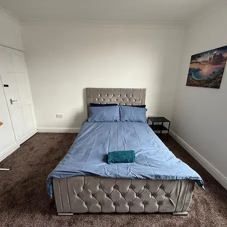 Serviced - - 3 Bed House-close To Centre -m621 & M1 - Contractors - Business Travellers - Families 度假居 *