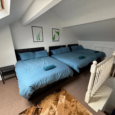 Leeds 3Br Guesthouse For 10 - Near Elland Road & City Centre - Fast Wifi, Netflix, & Parking リーズ