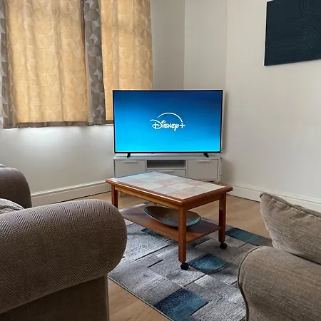 Leeds 3Br Guesthouse For 10 - Near Elland Road & City Centre - Fast Wifi, Netflix, & Parking 別荘 リーズ