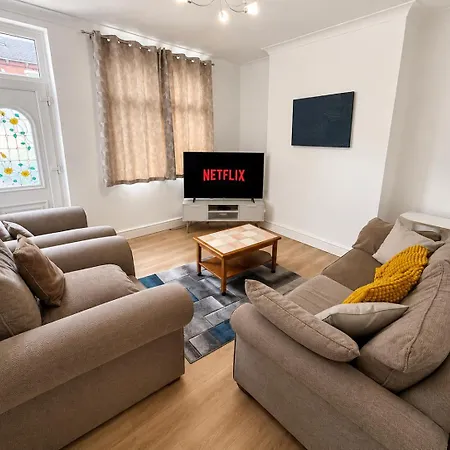 Holiday home Group Stay -Contractors, Council Guests, Families-Home For 10 - Parking, Full Kitchen - Royal Armouries-Elland Road
