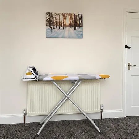 Group Stay -Contractors, Council Guests, Families-Home For 10 - Parking, Full Kitchen - Royal Armouries-Elland Road * Leeds (West Yorkshire)