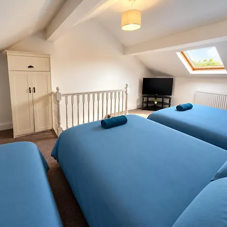 Holiday home Group Stay -Contractors, Council Guests, Families-Home For 10 - Parking, Full Kitchen - Royal Armouries-Elland Road