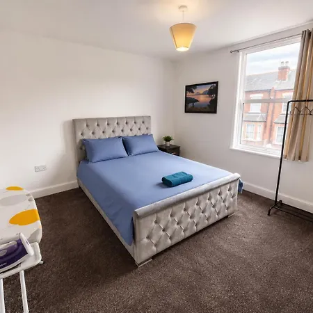 Group Stay -Contractors, Council Guests, Families-Home For 10 - Parking, Full Kitchen - Royal Armouries-Elland Road * Leeds (West Yorkshire)