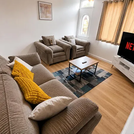 Group Stay -Contractors, Council Guests, Families-Home For 10 - Parking, Full Kitchen - Royal Armouries-Elland Road Holiday home *