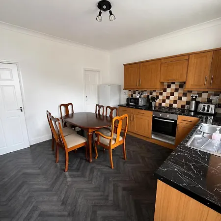Holiday home Group Stay -Contractors, Council Guests, Families-Home For 10 - Parking, Full Kitchen - Royal Armouries-Elland Road *