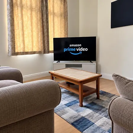 Holiday home Group Stay -Contractors, Council Guests, Families-Home For 10 - Parking, Full Kitchen - Royal Armouries-Elland Road