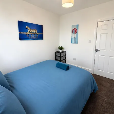 Group Stay -Contractors, Council Guests, Families-Home For 10 - Parking, Full Kitchen - Royal Armouries-Elland Road Holiday home Leeds (West Yorkshire)