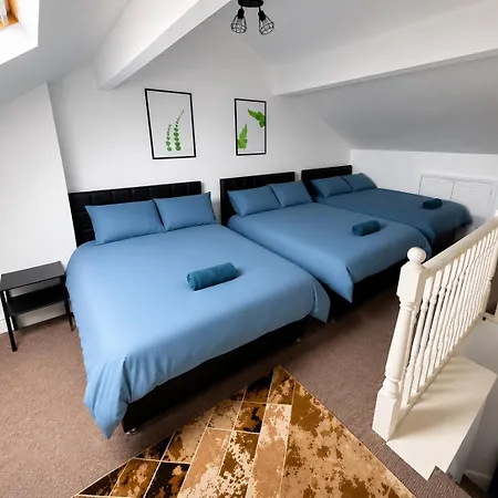 Holiday home Group Stay -Contractors, Council Guests, Families-Home For 10 - Parking, Full Kitchen - Royal Armouries-Elland Road Leeds (West Yorkshire)