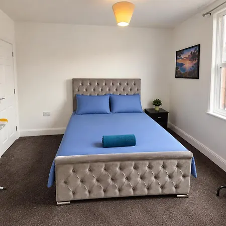 Group Stay -Contractors, Council Guests, Families-Home For 10 - Parking, Full Kitchen - Royal Armouries-Elland Road Leeds (West Yorkshire)