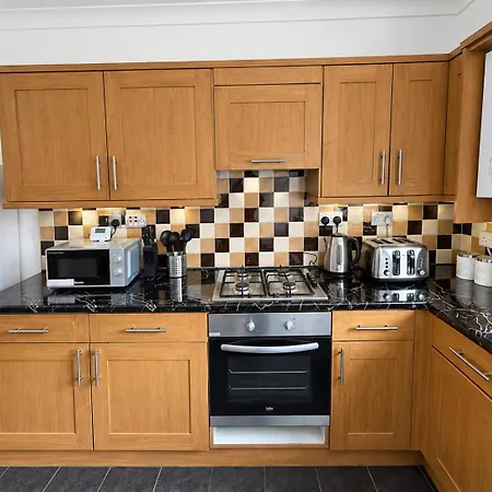 Holiday home Group Stay -Contractors, Council Guests, Families-Home For 10 - Parking, Full Kitchen - Royal Armouries-Elland Road