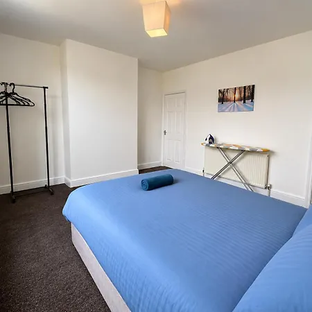 Group Stay -Contractors, Council Guests, Families-Home For 10 - Parking, Full Kitchen - Royal Armouries-Elland Road * Leeds (West Yorkshire)