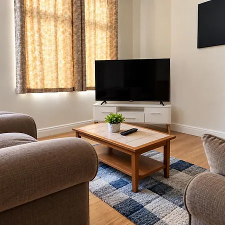 Holiday home Group Stay -Contractors, Council Guests, Families-Home For 10 - Parking, Full Kitchen - Royal Armouries-Elland Road Leeds (West Yorkshire)