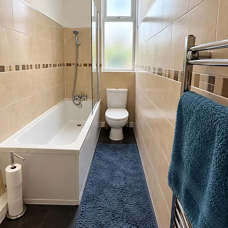 Group Stay -Contractors, Council Guests, Families-Home For 10 - Parking, Full Kitchen - Royal Armouries-Elland Road *