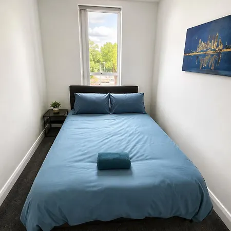 Group Stay -Contractors, Council Guests, Families-Home For 10 - Parking, Full Kitchen - Royal Armouries-Elland Road Holiday home Leeds (West Yorkshire)