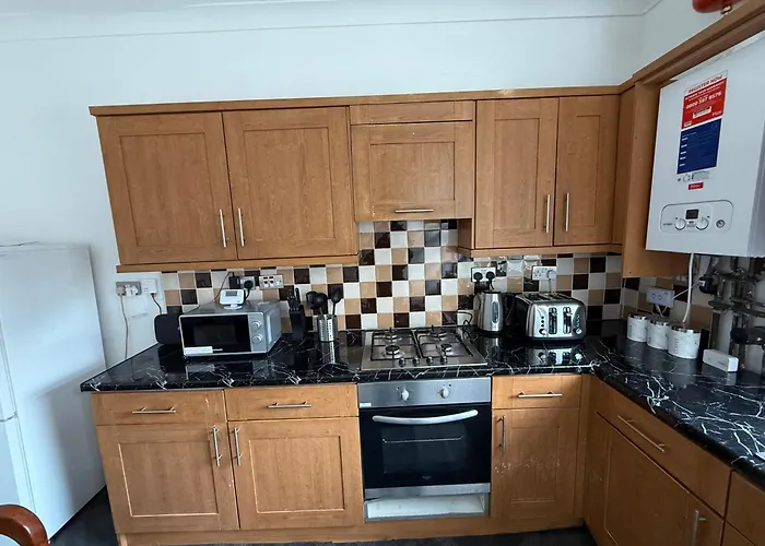 Serviced - - 3 Bed House-close To Centre -m621 & M1 - Contractors - Business Travellers - Families 別荘 *