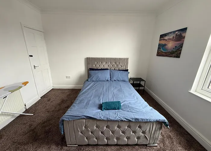 Serviced - - 3 Bed House-close To Centre -m621 & M1 - Contractors - Business Travellers - Families 別荘 *