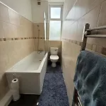 Modern Leeds 3Br Stay - Sleep 10 - Free Parking & Fast Wifi - Close To City Centre - Perfect For Families-Business & Contractor