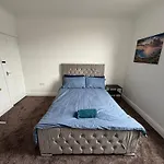 Modern Leeds 3Br Stay - Sleep 10 - Free Parking & Fast Wifi - Close To City Centre - Perfect For Families-Business & Contractor Ferienhaus *