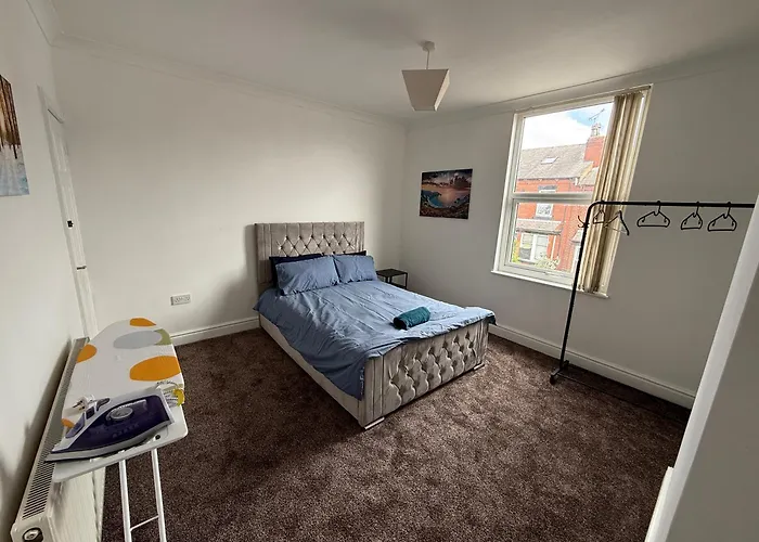 Serviced - - 3 Bed House-close To Centre -m621 & M1 - Contractors - Business Travellers - Families