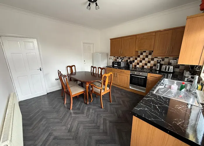 Serviced - - 3 Bed House-close To Centre -m621 & M1 - Contractors - Business Travellers - Families Vakantiehuis *